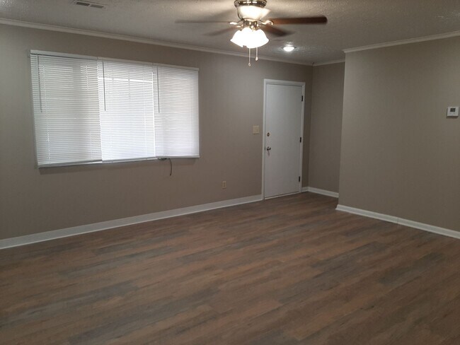 Foto del edificio - Totally Updated! New kitchen! 2 Living Are...