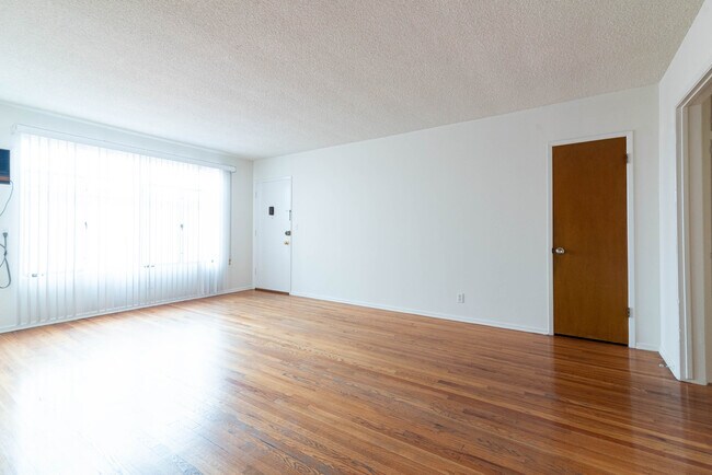 Building Photo - 109 N Hayworth Ave