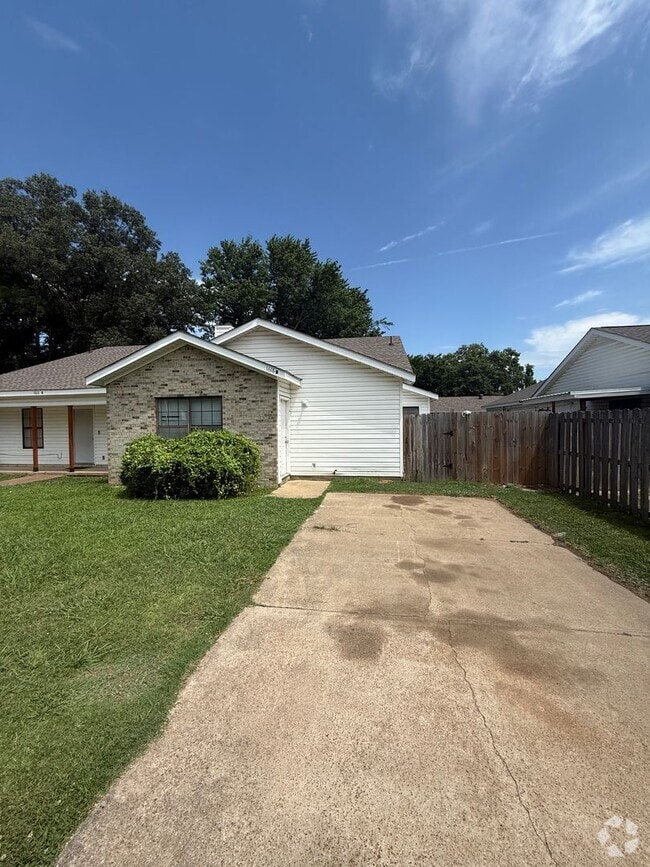 Building Photo - 1618 W Matthews Ave