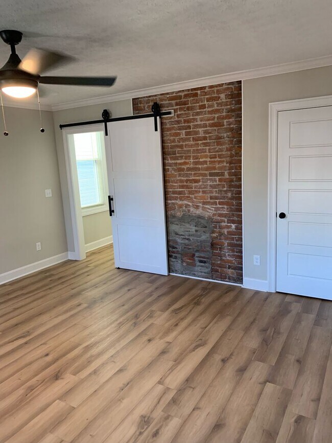 Building Photo - 2 Bedroom, 1 Bath newly renovated shot gun...
