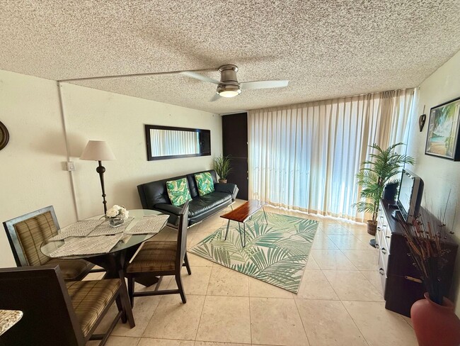 Building Photo - Spacious Fully Furnished 1 Bedroom / 1 Bat...