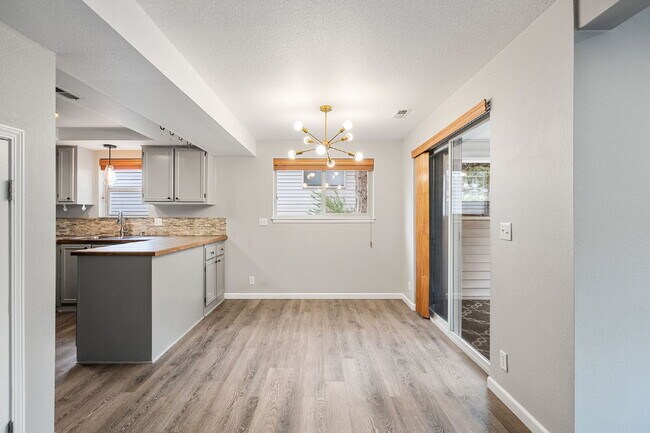 Building Photo - Move-In Ready Townhome next to St. Charles