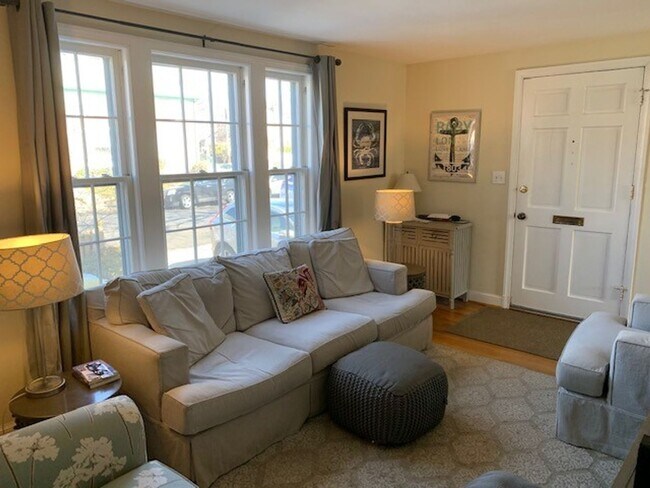 Foto del edificio - Beautiful 2 Bedroom 1 Bathroom End Unit, B...