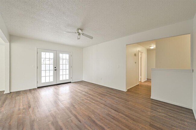 Foto del edificio - 421 Meadow Lake Dr