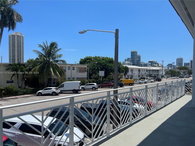 Foto del edificio - 7430 Byron Ave