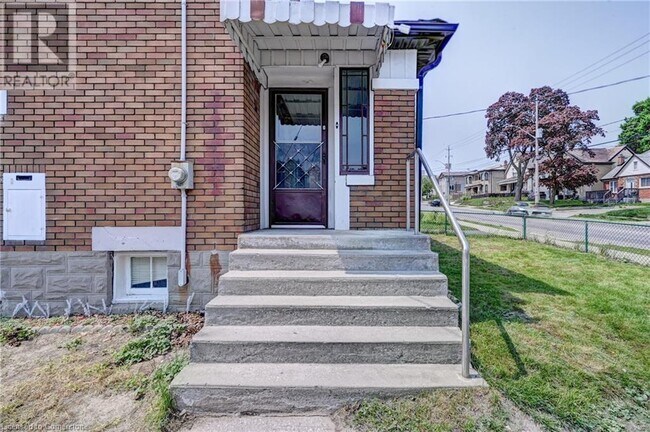 Building Photo - 147 Courtland Ave E