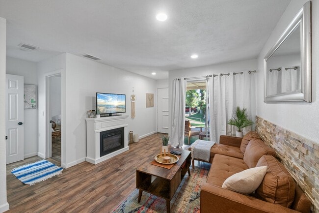 Building Photo - 510 N Villa Ct