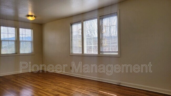 Building Photo - 1148 NE Freemont Ave