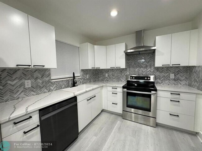 Building Photo - 3870 Amalfi Dr