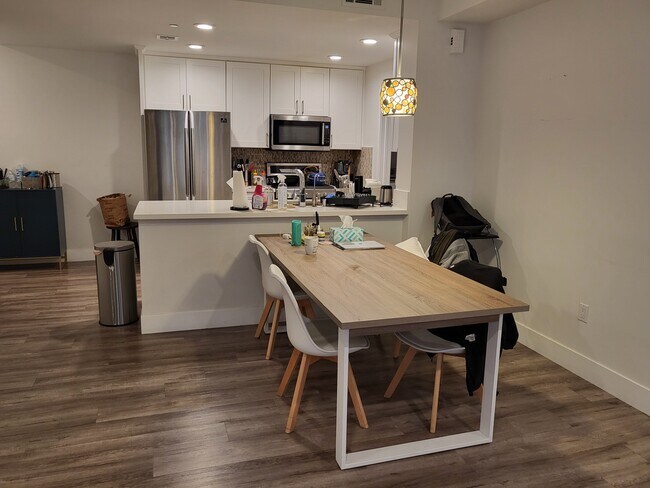 Dining area - 1101 S Harvard Blvd