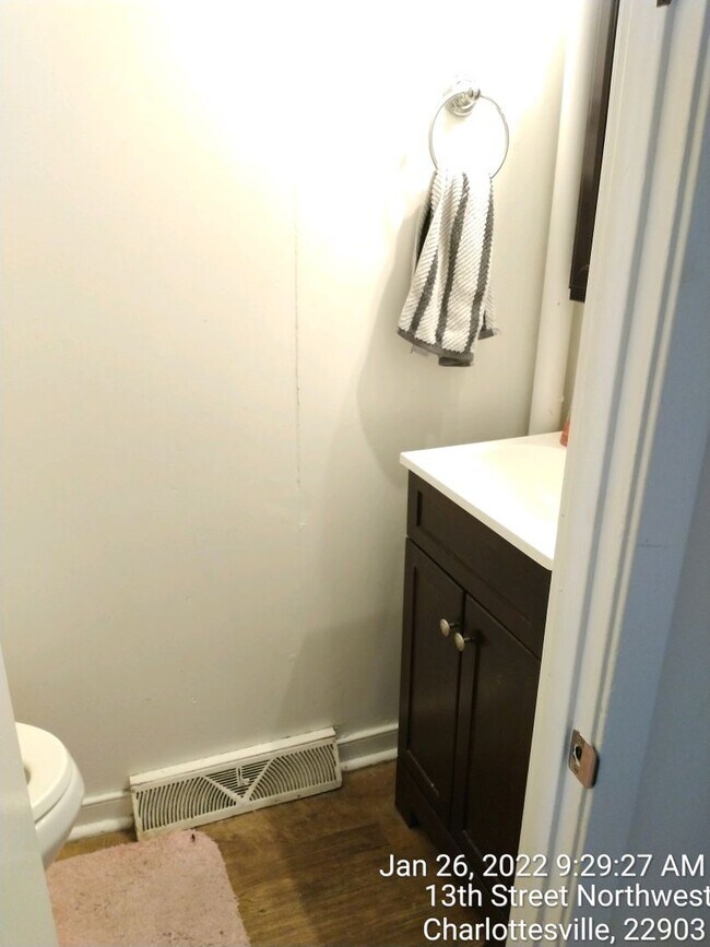 Foto del edificio - Heart of UVA 13th St  4 BR, 2.5  Bath house within walking distance of UVA