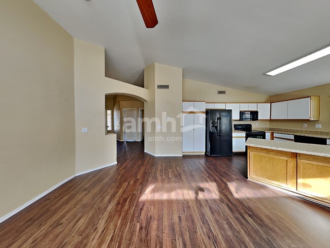 Foto del edificio - 8647 N Kimball Way