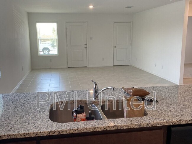 Foto del edificio - 1361 Plum Rd