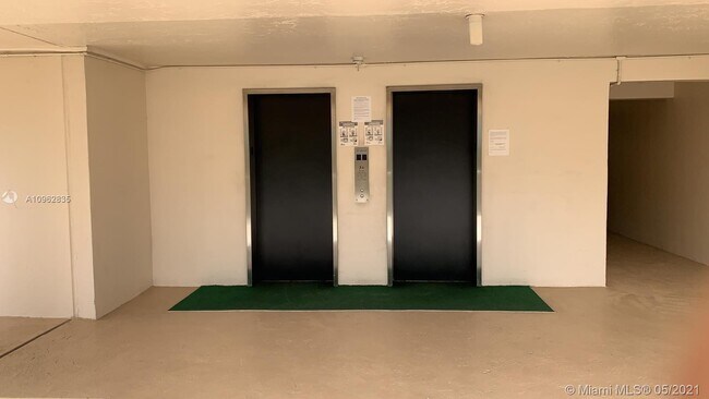 Building Photo - 2851 S Palm Aire Dr