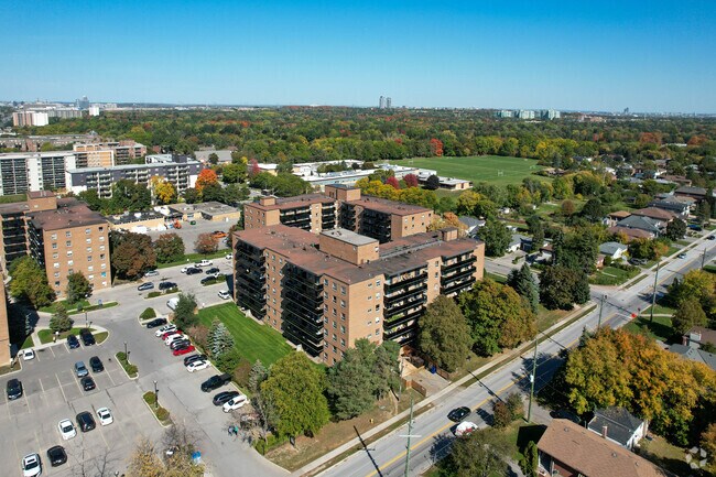 Photo aérienne - 7411 & 7433 Yonge St. and 20 & 30 Clarke Ave