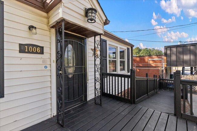 Foto del edificio - Room in House on Carlton Ave