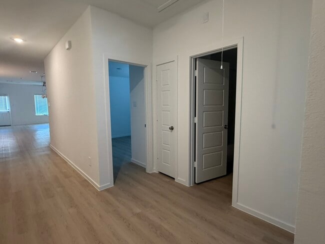 Building Photo - 523 Robin Ct