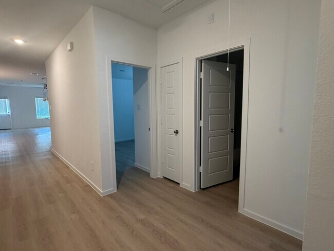 Foto del edificio - 523 Robin Ct