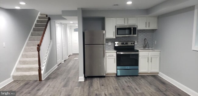 Building Photo - 617 Quintana Plz NW
