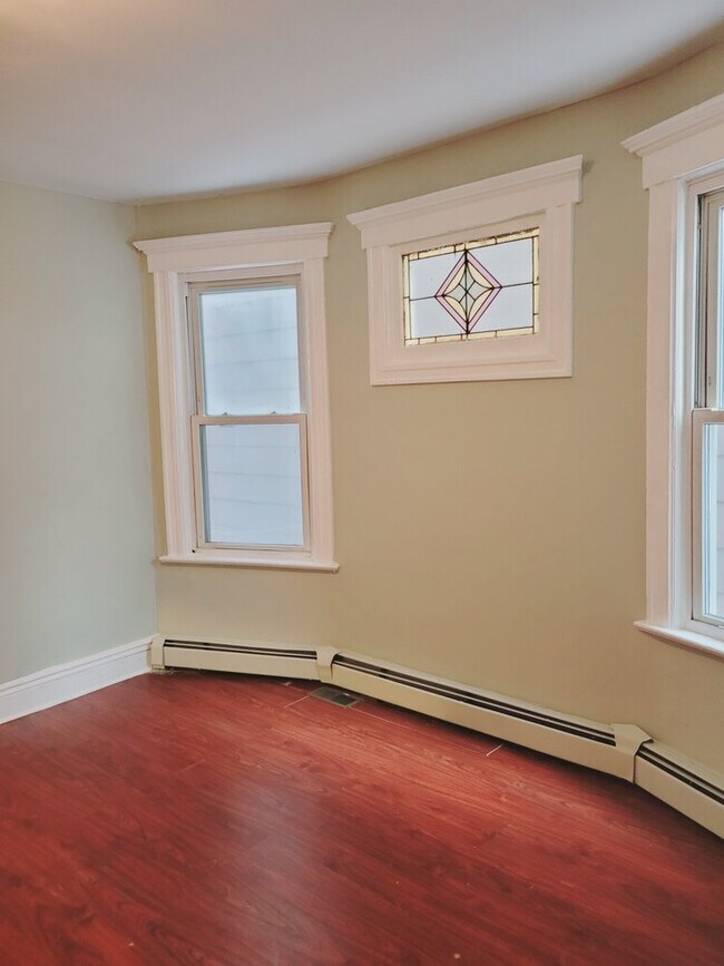 room - 28 N 19th St