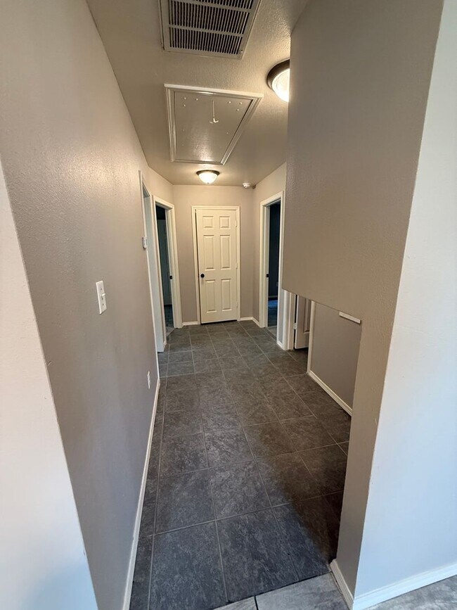 Foto del edificio - 3 Bed 1 Bath House.  Yard Care Included.
