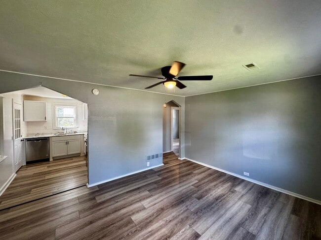 Building Photo - Updated 2 Bed Ranch Home w/ Huge Fenced Yard, Attached Garage & No Stairs – Moline
