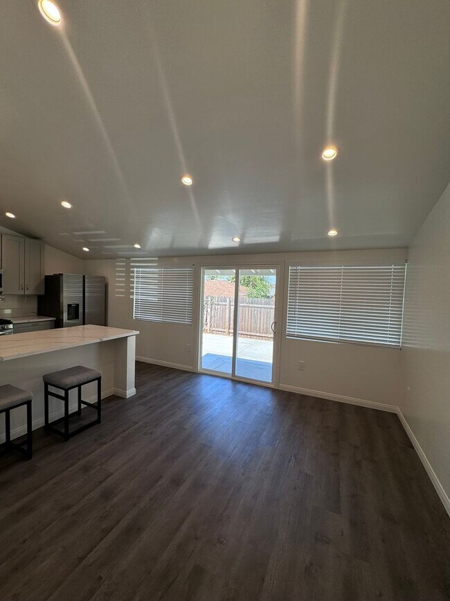 Foto del edificio - Stunning 3-Bedroom, 2-Bathroom Fully Remod...