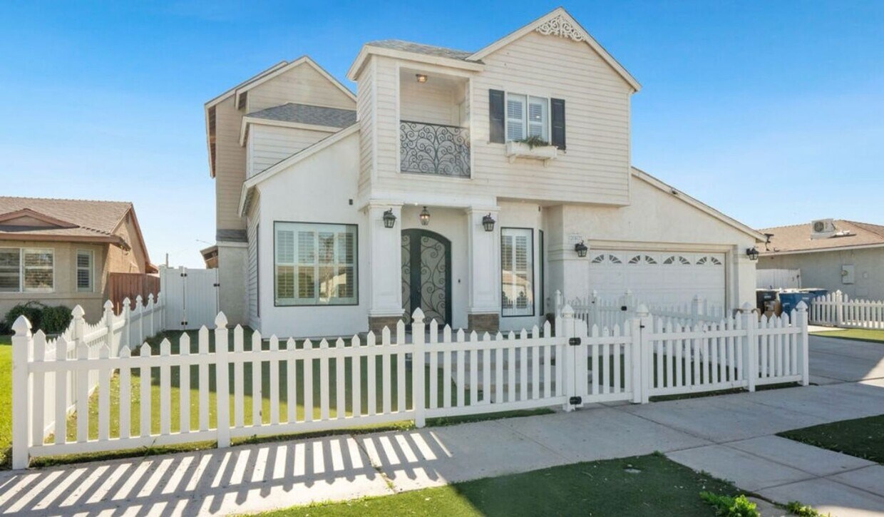 Primary Photo - Spacious 5-Bedroom Home with Pool – Perfec...