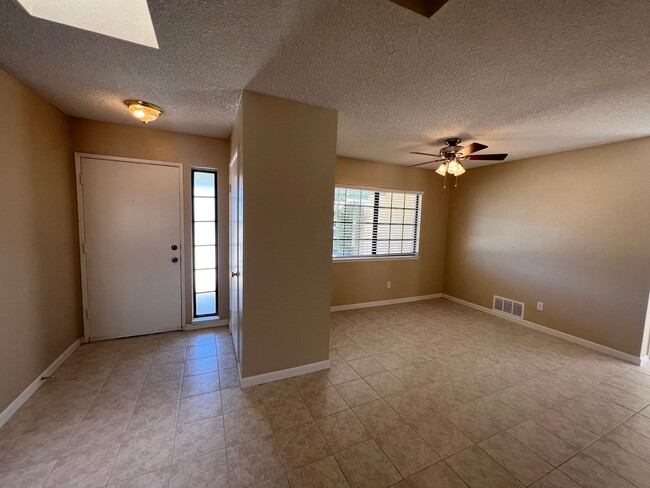 Foto del edificio - Centrally Located Home in Victorville