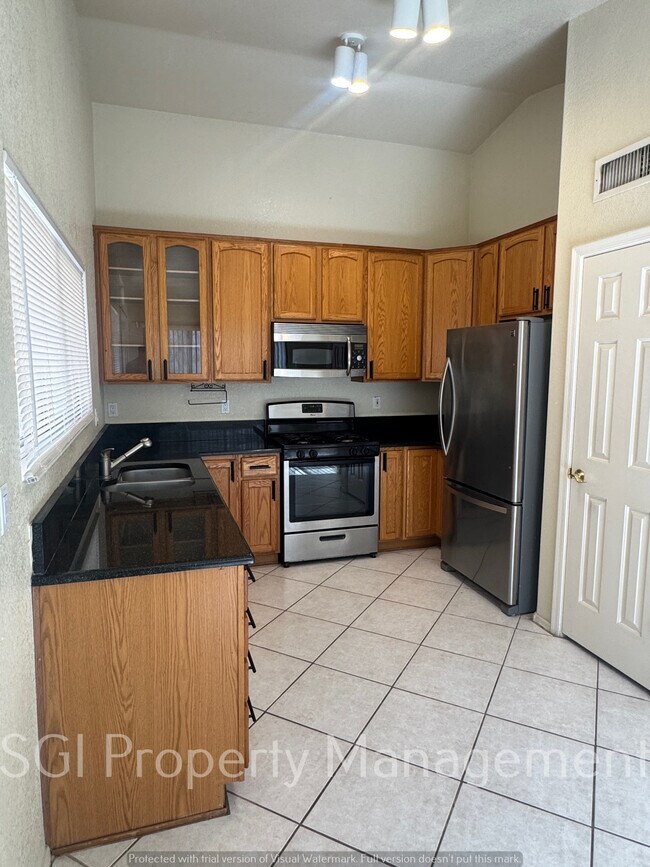 Building Photo - 1731 W Hiddenview Dr