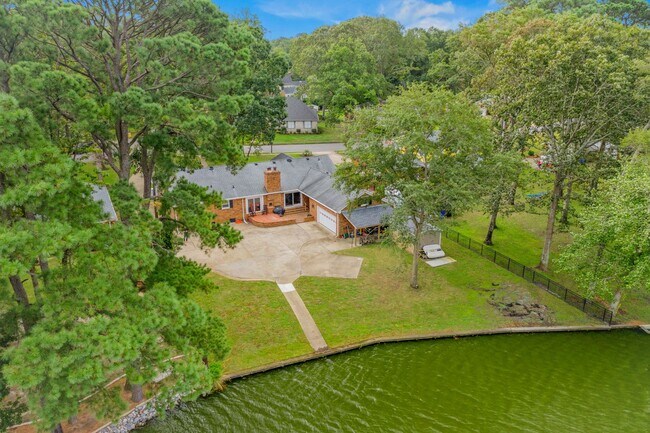 Building Photo - READY 05-07-24!! Simply Stunning Waterfron...