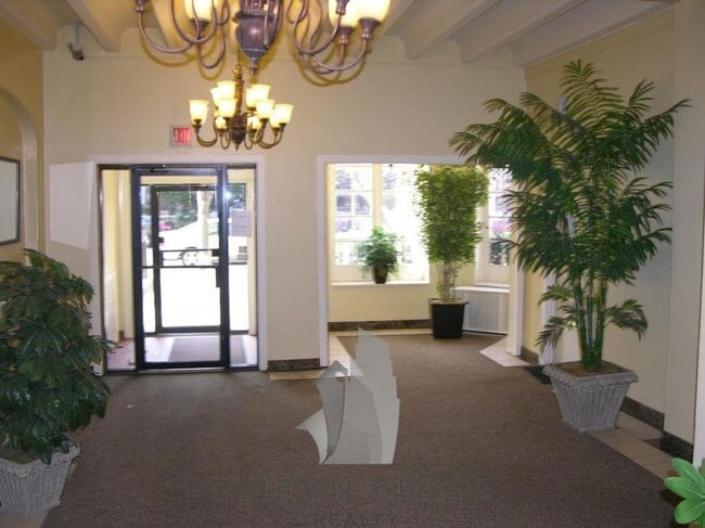 Building Photo - 1 bedroom in Chicago IL 60640