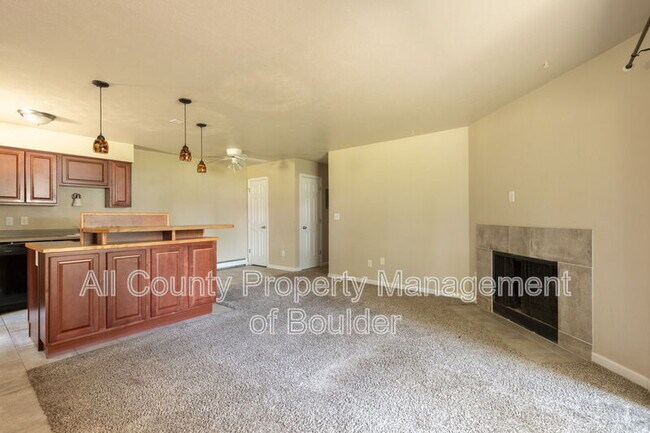 Building Photo - 695 Manhattan Dr