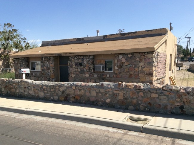 Building Photo - 425 Pinon St