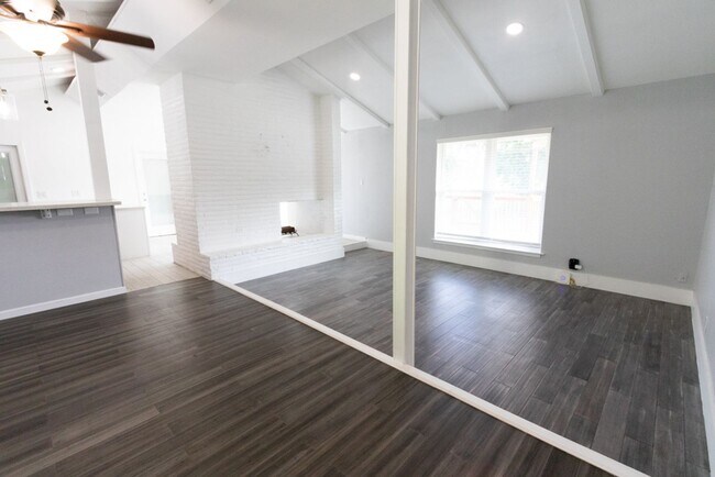 Building Photo - BEAUTIFULLY REMODELED SINGLE STORY 4 BEDRO...