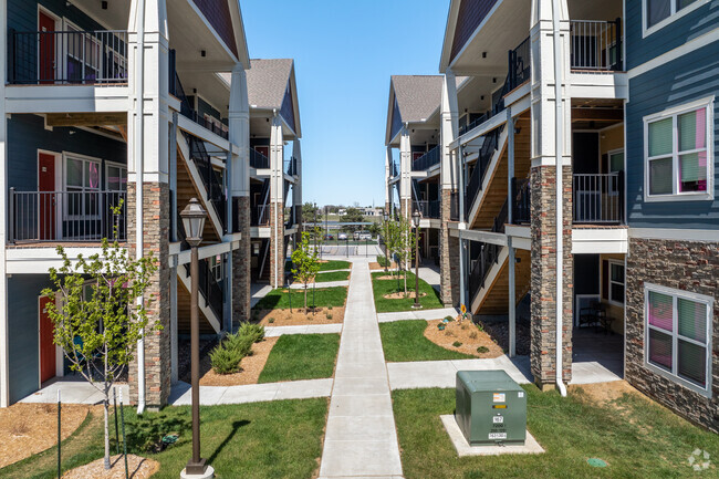 Building Photo - Verandas at Crestview