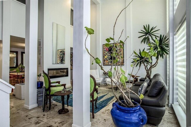 Building Photo - 9356 Briar Forest Dr