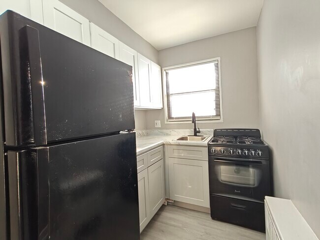 Building Photo - 131 Forest Ave