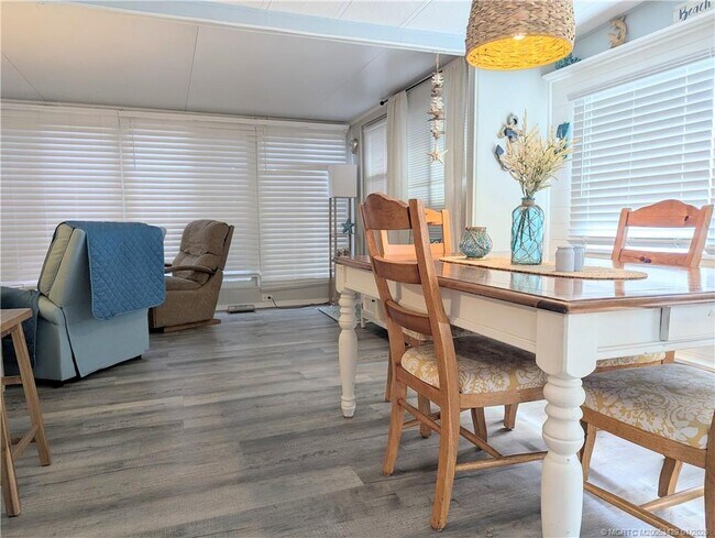 Foto del edificio - 438 Nettles Blvd