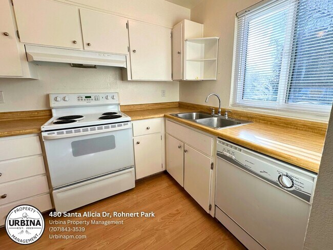 Foto del edificio - Charming 2-Bedroom Townhouse in a Prime Lo...