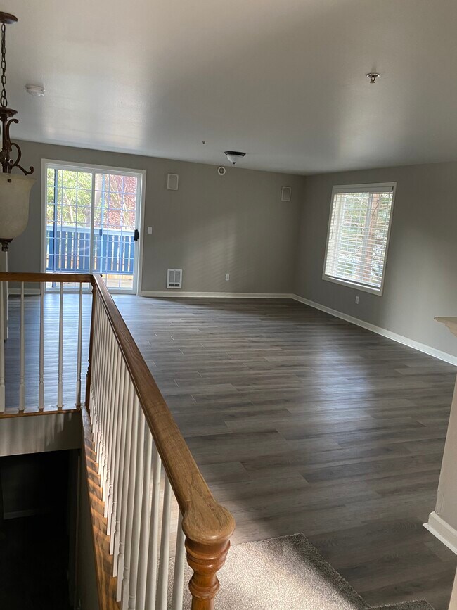 Building Photo - 3840 W Lake Sammamish Pky NE