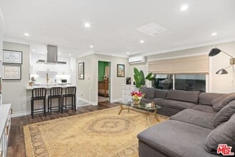 Building Photo - 960 Larrabee St