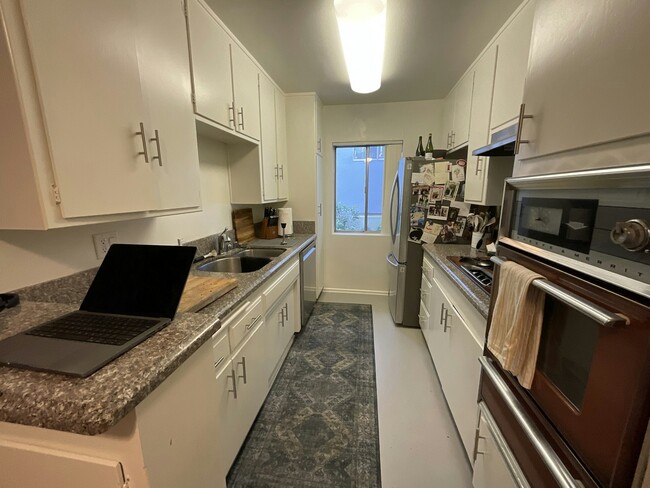 Building Photo - 1459 Rexford Dr