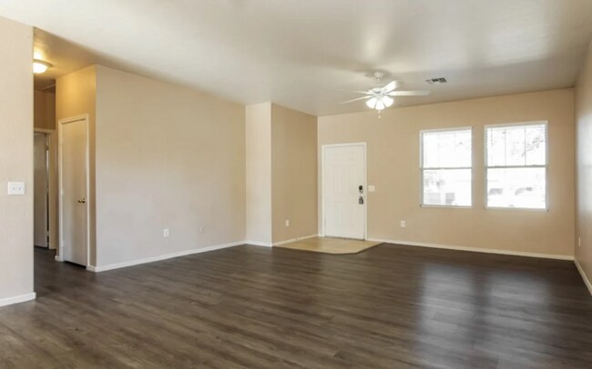 Foto del edificio - 2438 E Mobile Ln