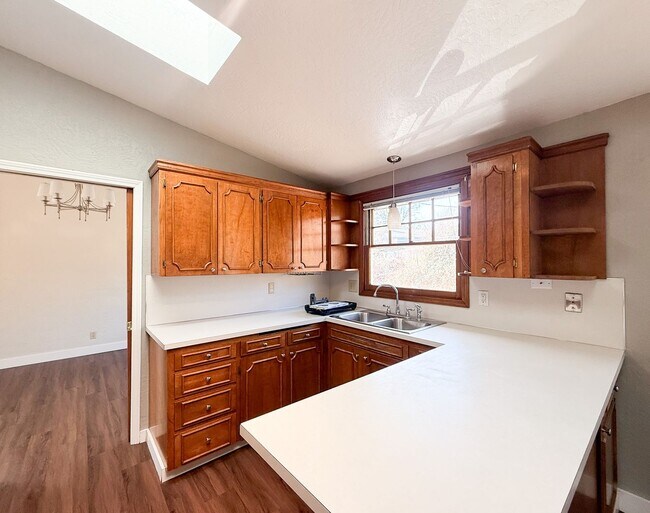 Building Photo - 970 Cascade Dr NW