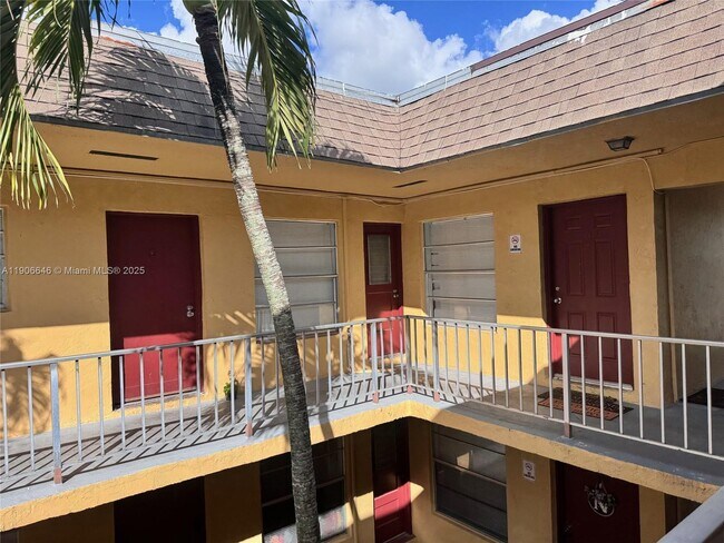 Foto del edificio - 6840 Pembroke Rd