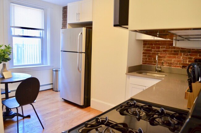 Foto del edificio - RENOVATED 2 BEDROOM IN SOUTH END BROWNSTONE