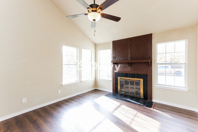 Foto del edificio - 10439 New Bedford Dr, Dallas, TX 75217, USA