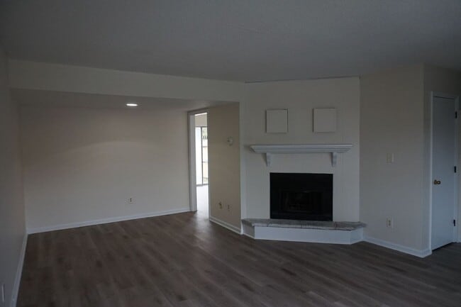 Building Photo - 3 bedroom 2.5 bath townhome
