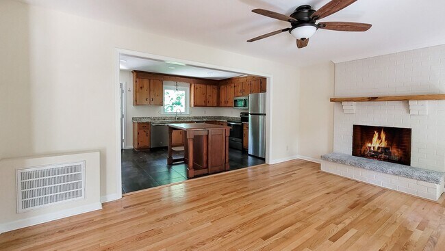 Building Photo - BEAUTIFUL 5 bedroom home with AMAZING outd...